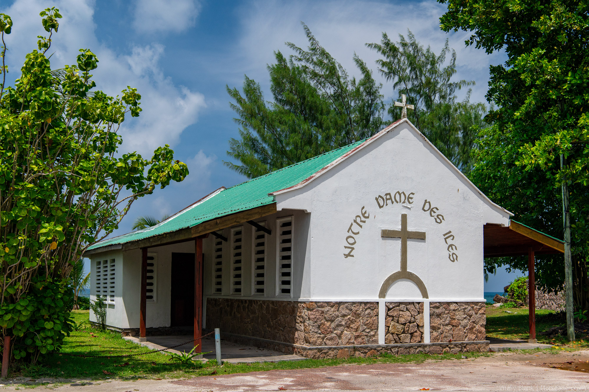 Praslin-Streets-(4)